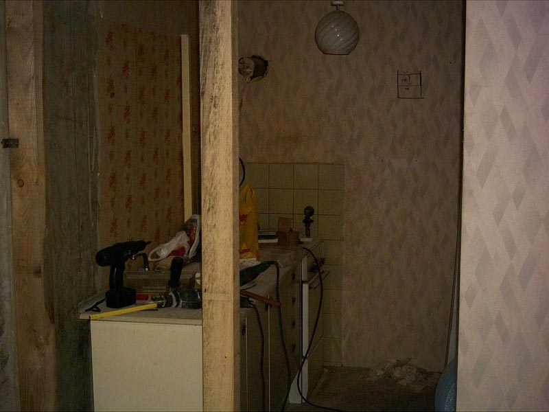 Rekonstrukce bytu byla zahájena stržením čtyř vrstev tapet